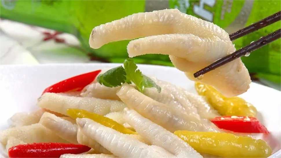 泡椒鳳爪塑料保鮮盒包裝機(jī)：鎖住美味，保鮮每一刻