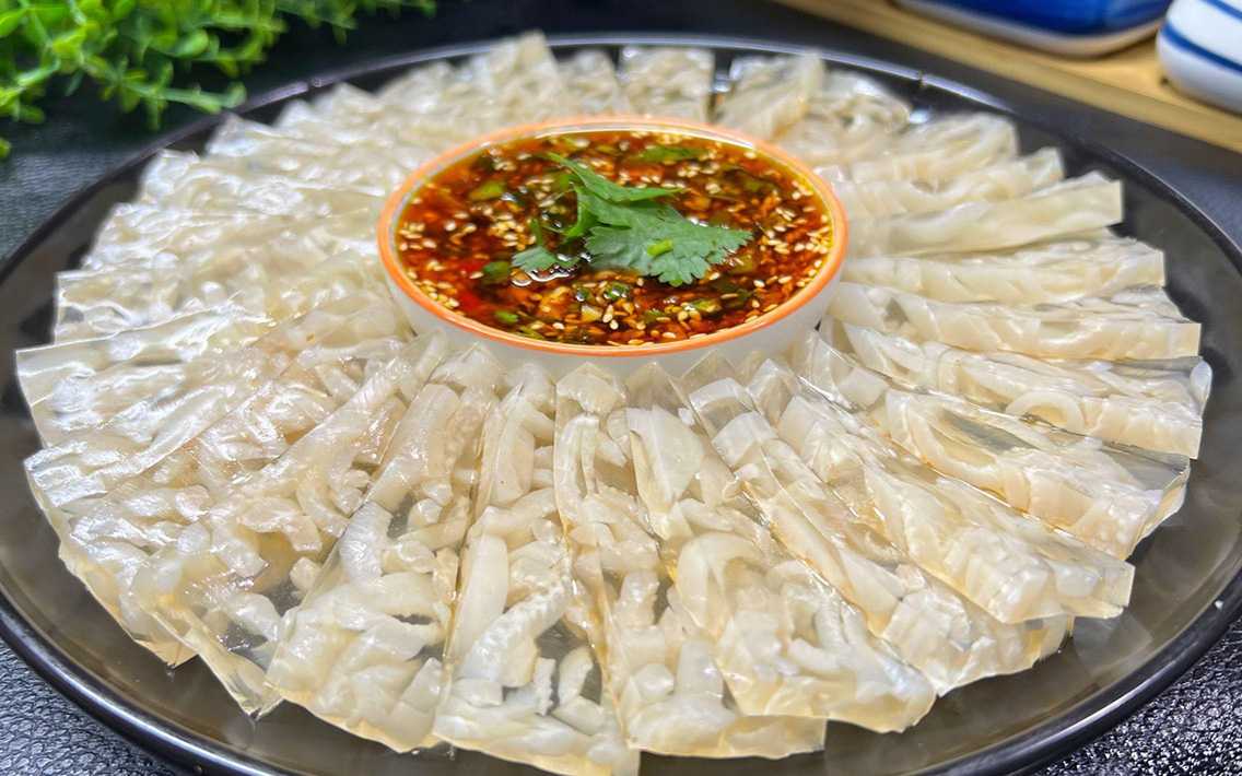 全自動皮凍灌裝封口機(jī)，賦能傳統(tǒng)美食規(guī)?；a(chǎn)