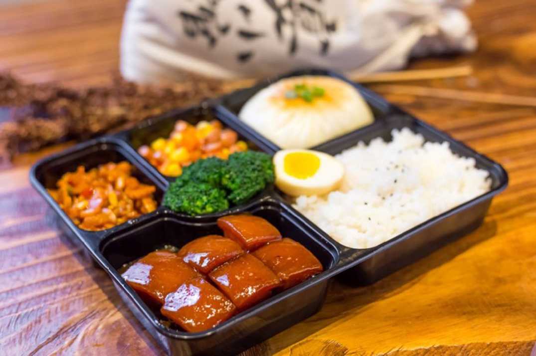 工廠級全自動盒飯封口包裝機(jī)：高效封口，鎖鮮增效